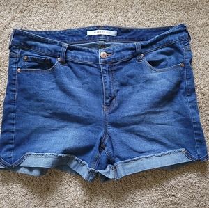 Medium wash rolled shorts
